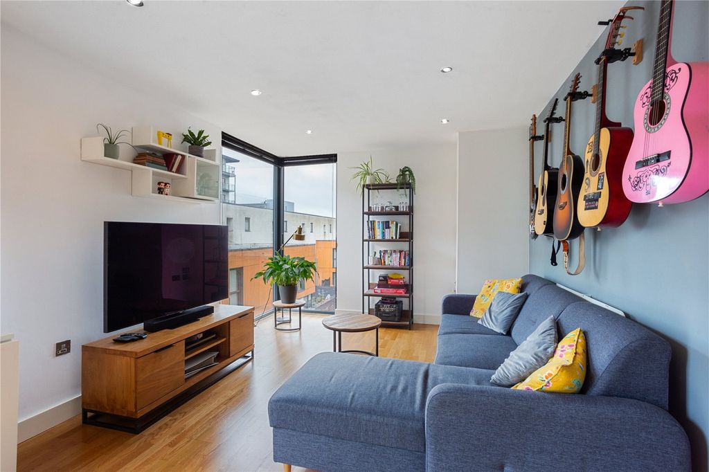 Property photo 2 of 10 Living