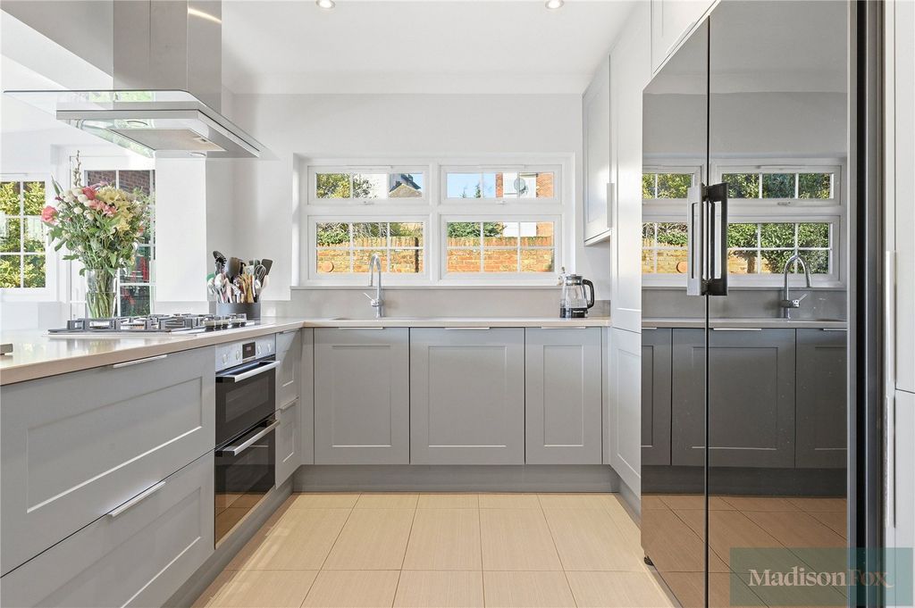 Property photo 2 of 35 Picture No. 14