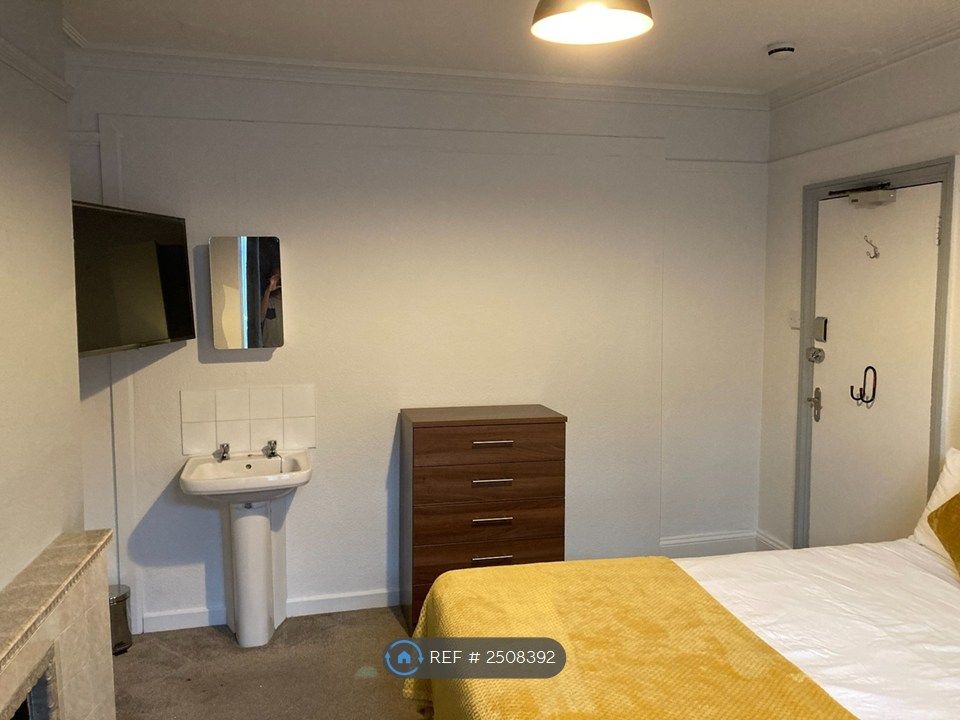 Property photo 3 of 11 Room 1 - Available Now (£675)