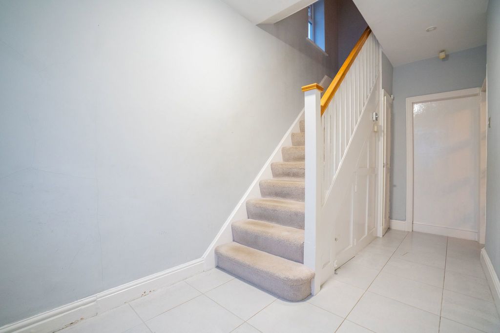 Property photo 2 of 32