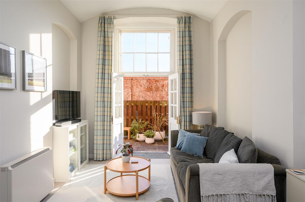 Property photo 1 of 14 Living Room