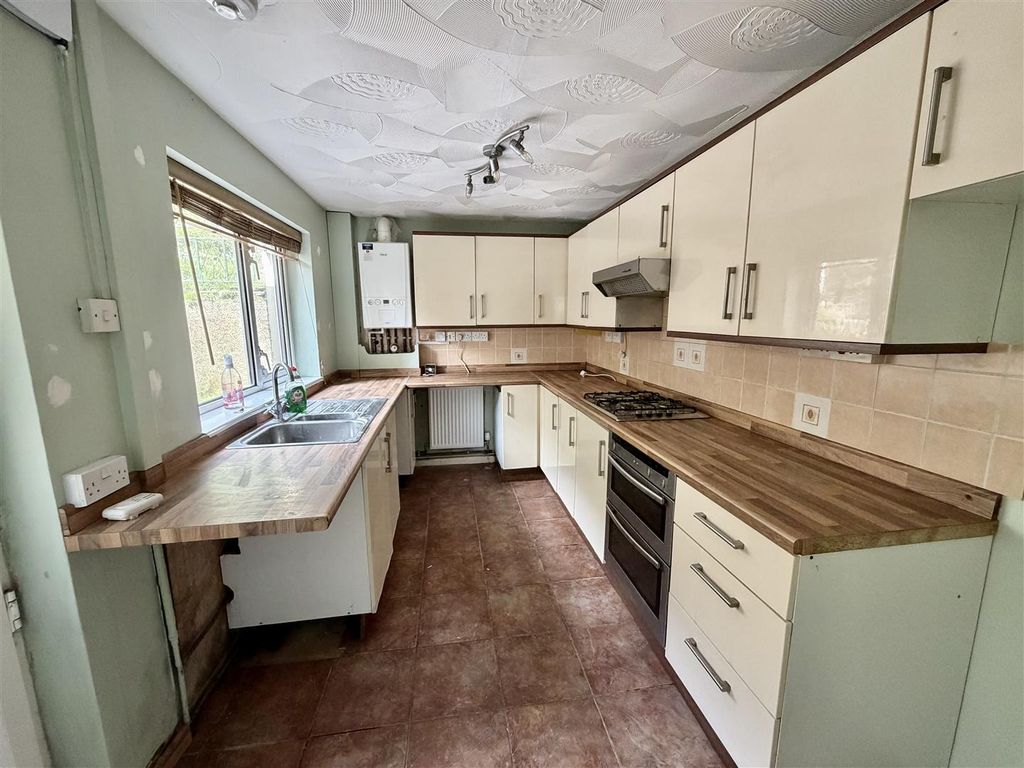 Property photo 3 of 12 Kitchen