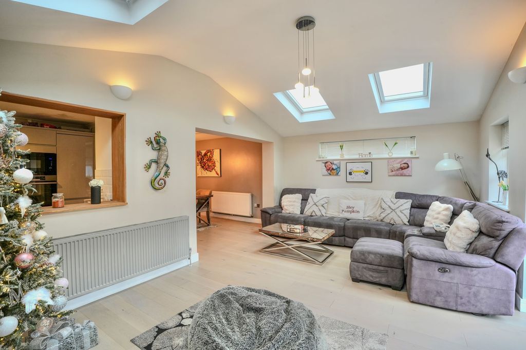 Property photo 2 of 32