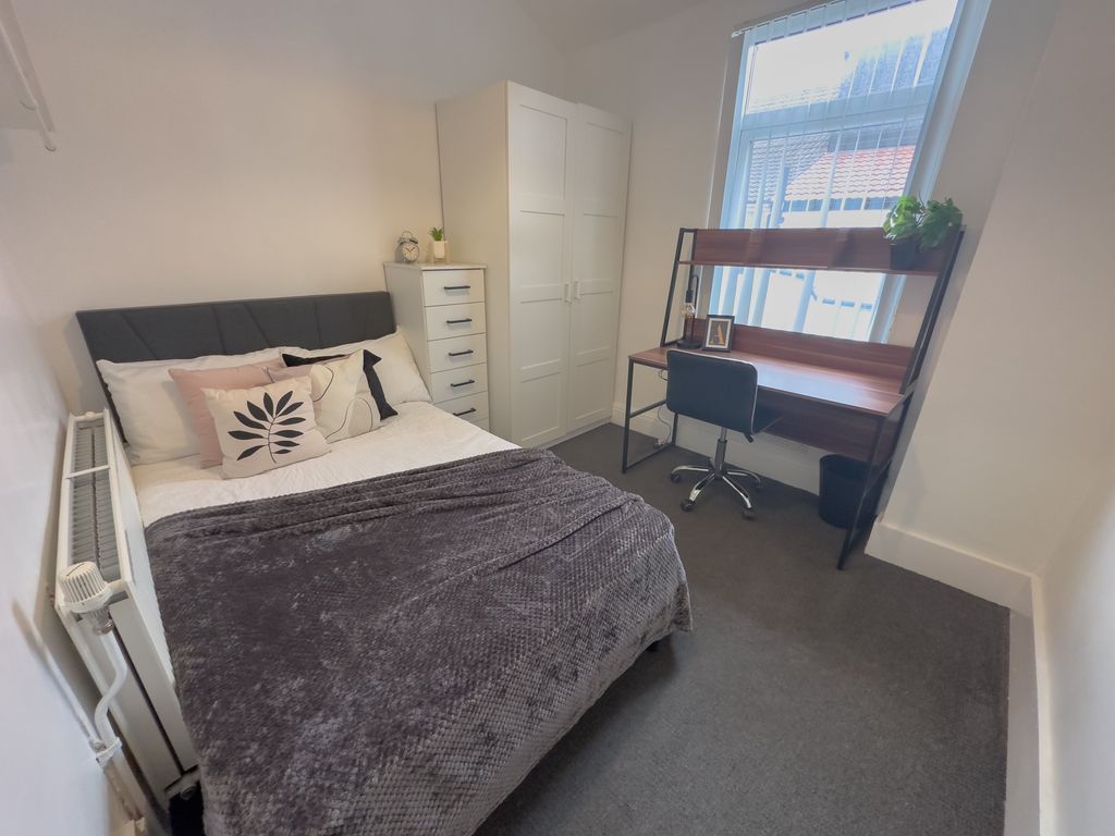 Property photo 3 of 8 1