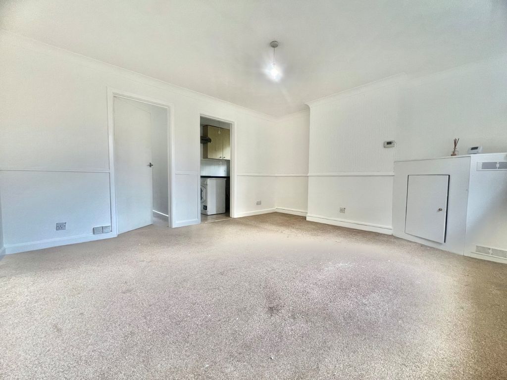 Property photo 2 of 8 Picture No. 18