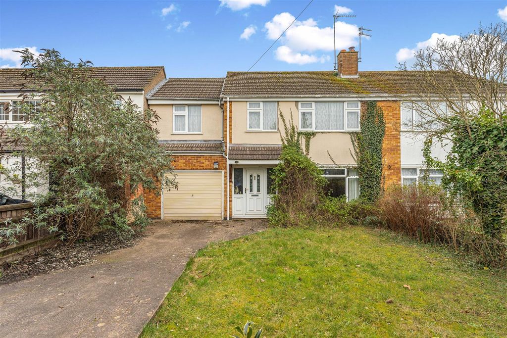 Property photo 1 of 16 32 Chacombe Road, Middleton Cheney-2.Jpg