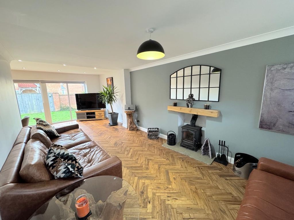 Property photo 3 of 17 Lounge