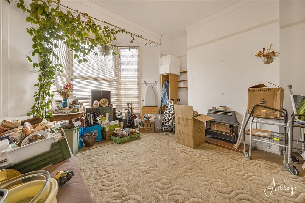 Property photo 2 of 17 Lounge