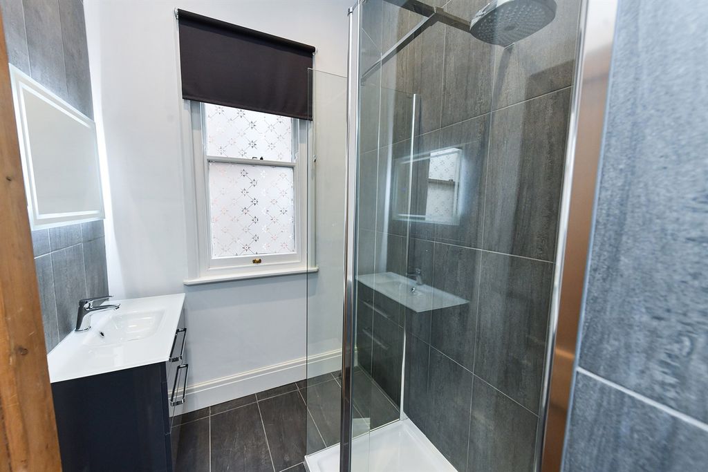 Additional image 15 of 5 bed semi-detached house to rentHamilton Drive NG7