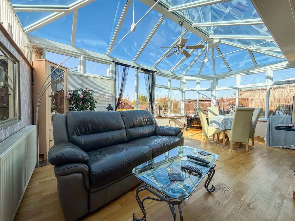 Property photo 3 of 27 Conservatory