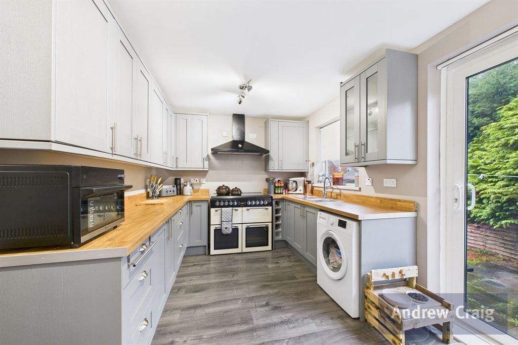 Property photo 3 of 11 Kitchen