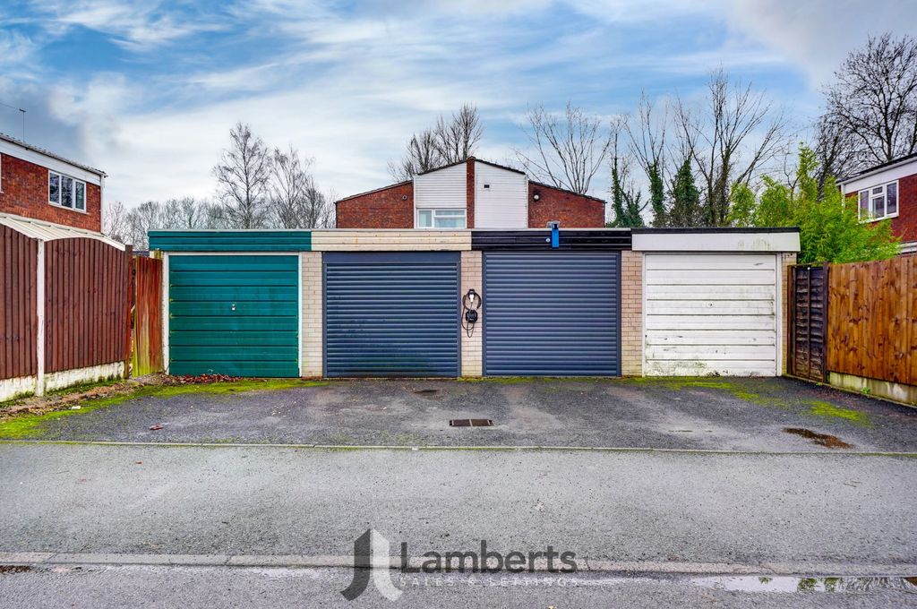 Property photo 3 of 20 Garage &amp; Parking