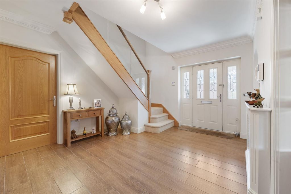 Property photo 3 of 23 4 Hinchwick Court, Dorridge, B93 8Df_15.Jpg