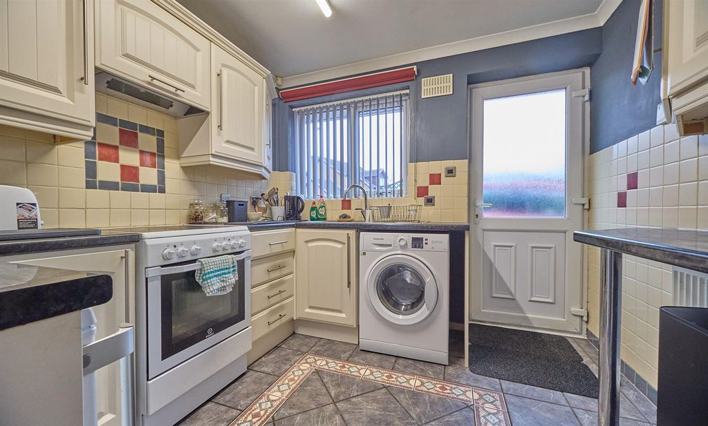 Property photo 2 of 10 Side Fitted Kitchen