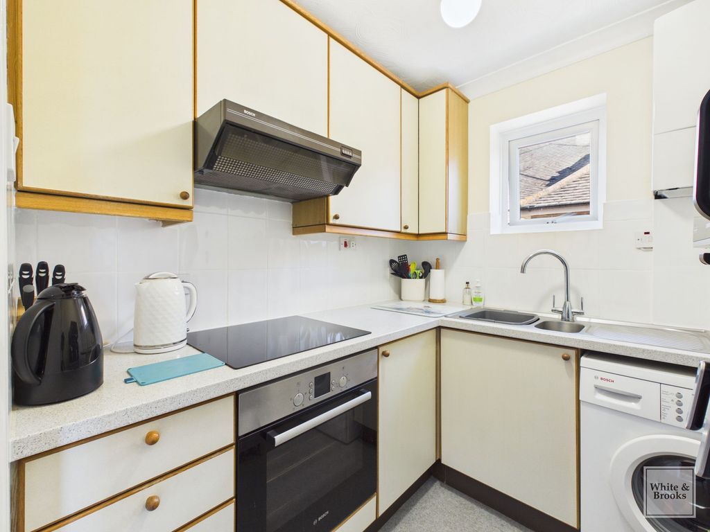 Property photo 3 of 18 Kitchen