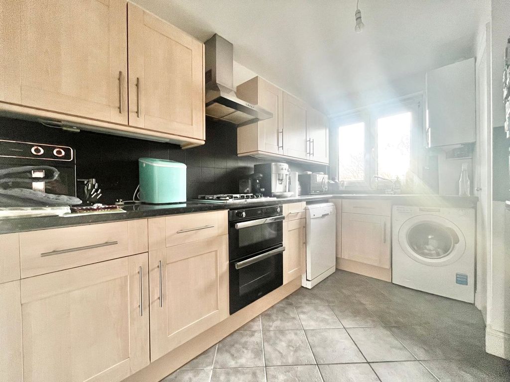 Property photo 3 of 8 Kitchen