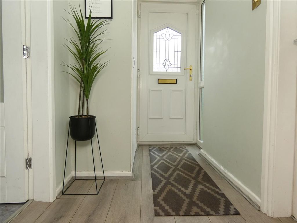 Property photo 3 of 24 Entrance Hall