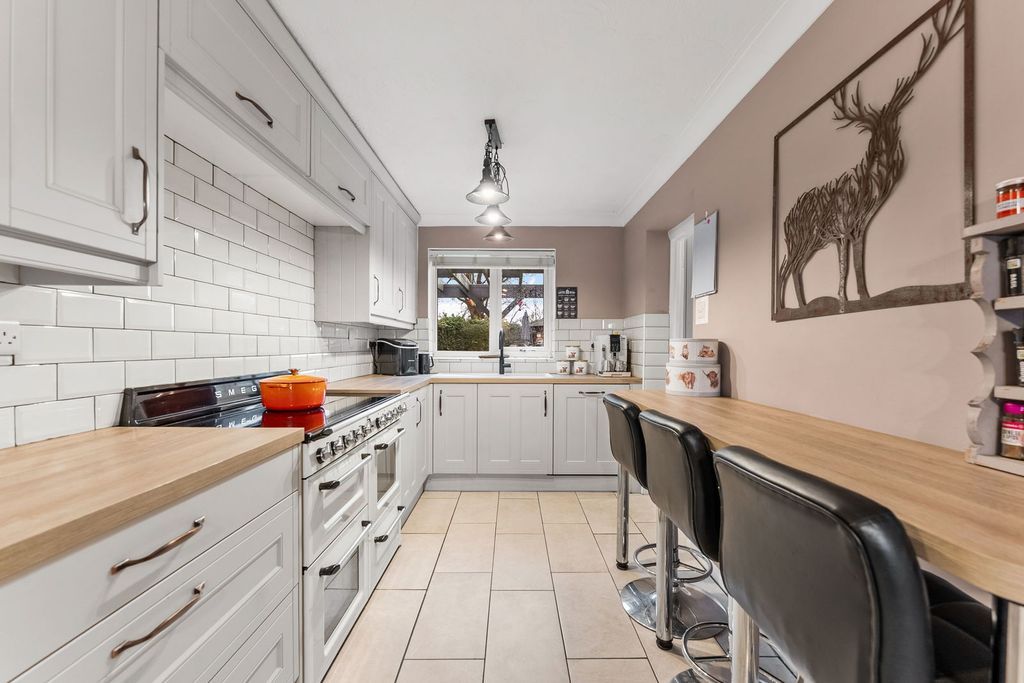 Property photo 2 of 28