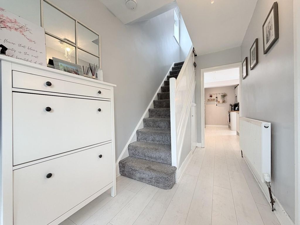 Property photo 3 of 20 Entrance Hall