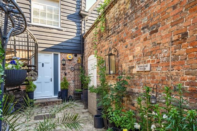 Property photo 2 of 18 External View