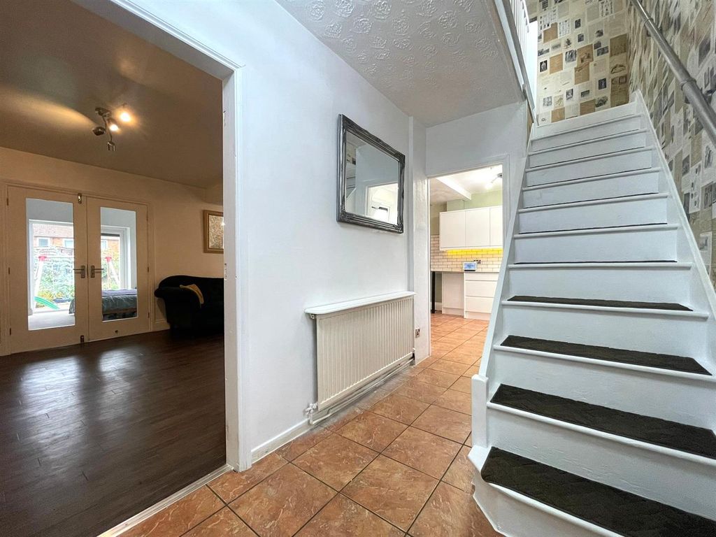 Property photo 2 of 16 Entrance Hall