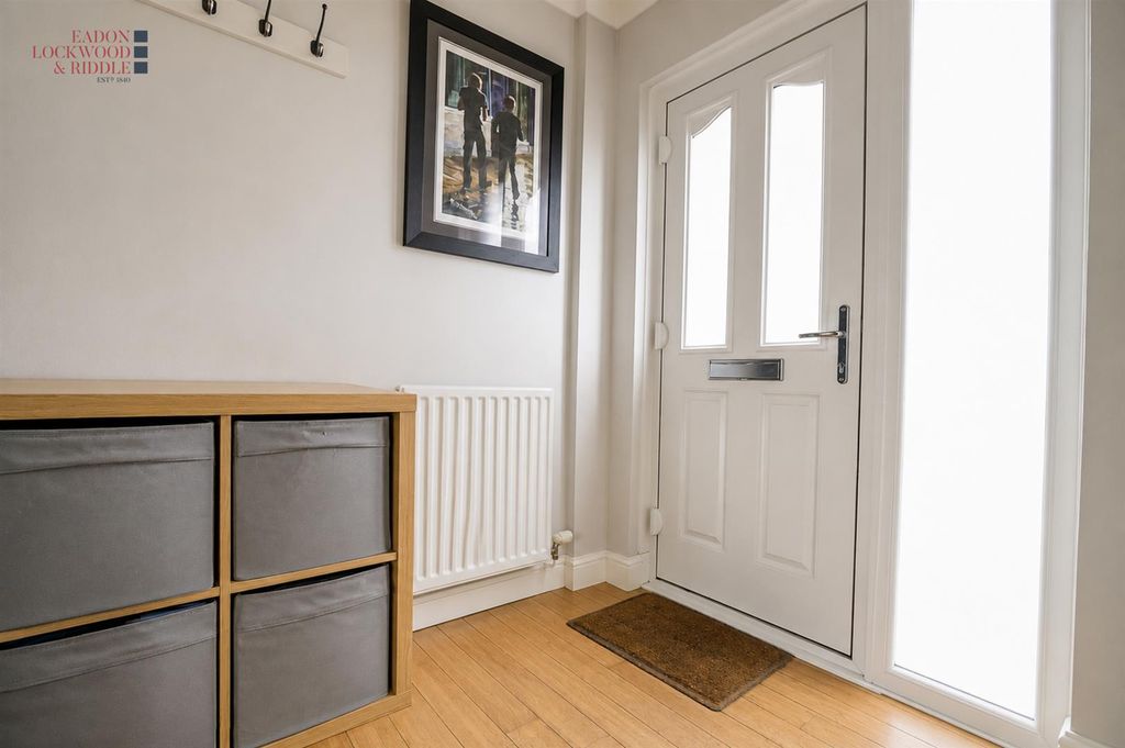 Property photo 2 of 18 Entrance Hall
