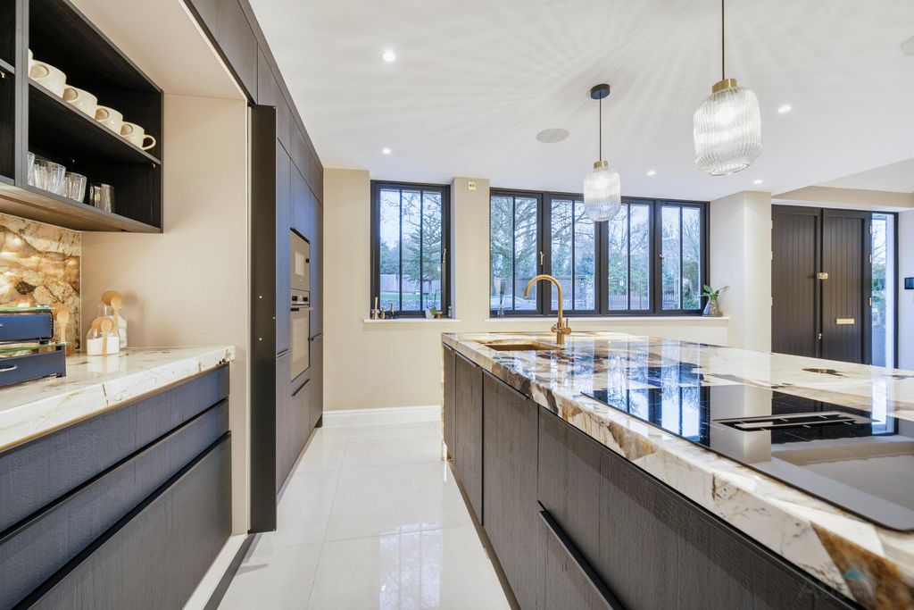 Property photo 3 of 32 Gallery