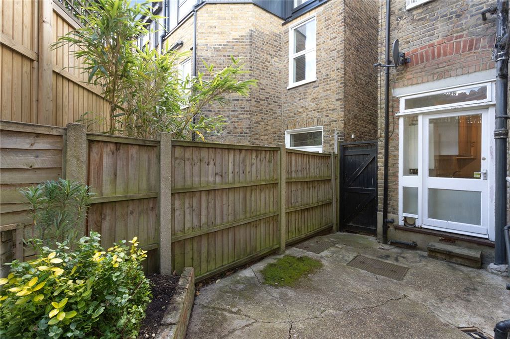 Property photo 3 of 10 Garden