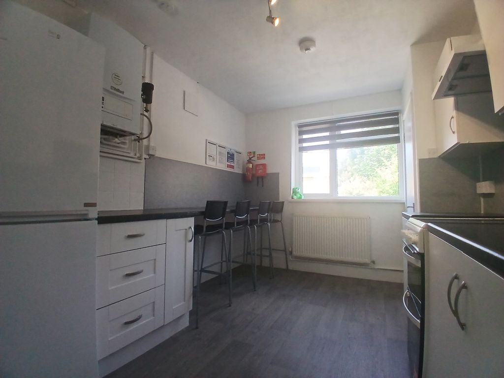 Property photo 2 of 11 Kitchen 2