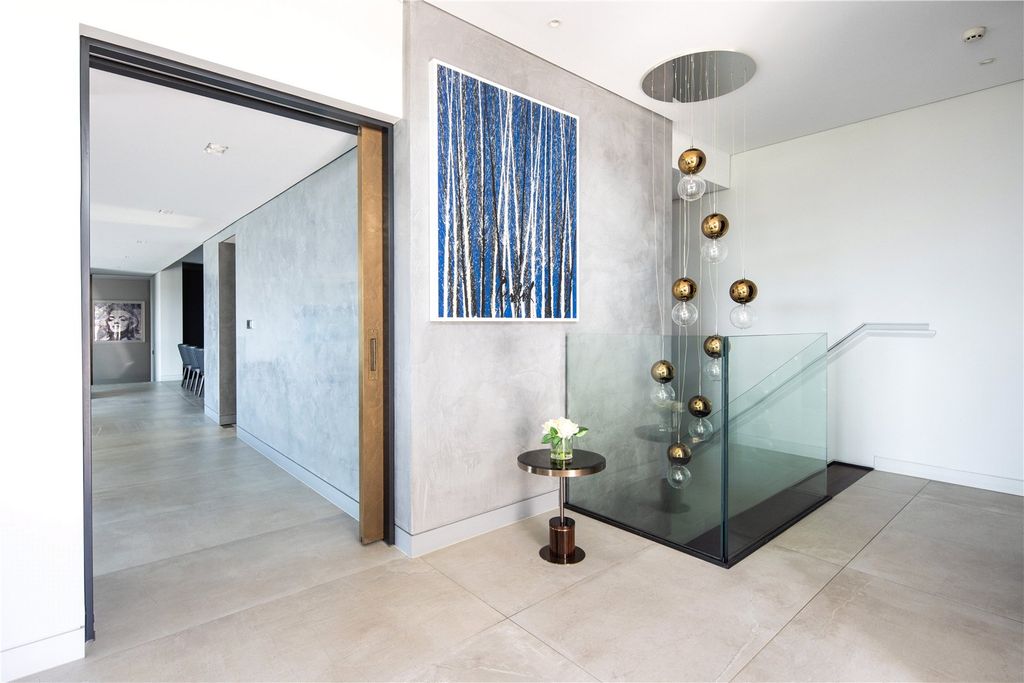 Property photo 3 of 28 Entrance Hall