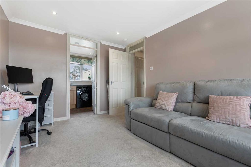 Property photo 3 of 18 Lounge (2)