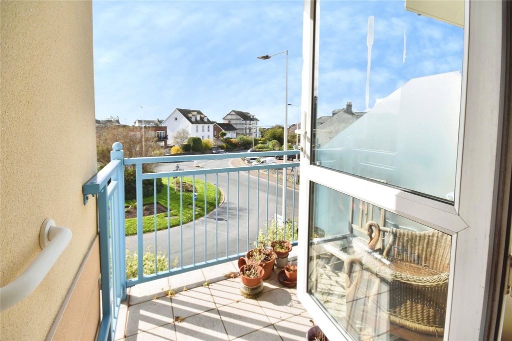 Property photo 2 of 11 Balcony