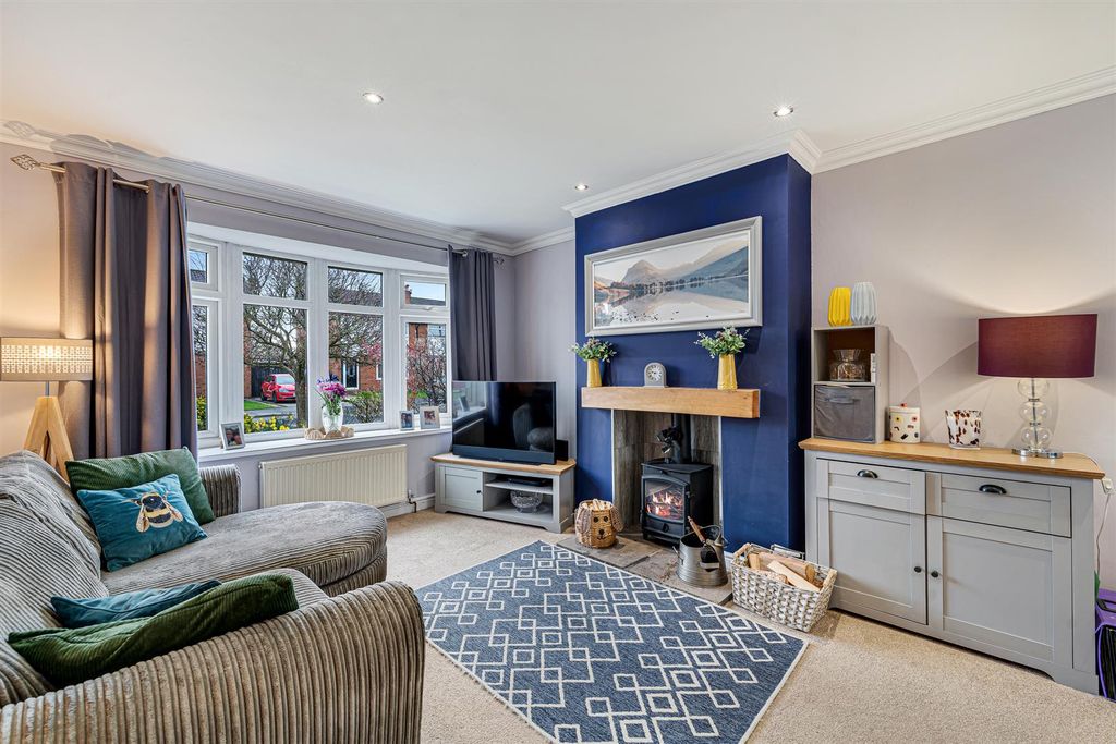 Property photo 3 of 24 Lounge