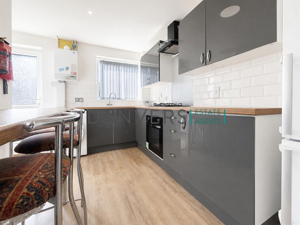 Property photo 1 of 8 Kitchen.Jpg