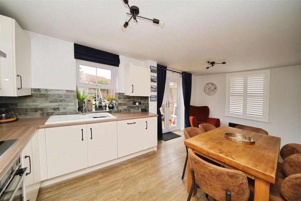 Property photo 3 of 15 Dining Kitchen