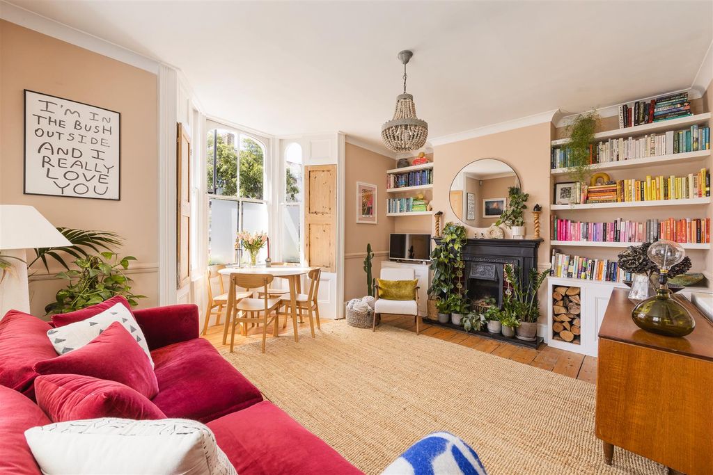 Property photo 2 of 31 Hassett Road, E9