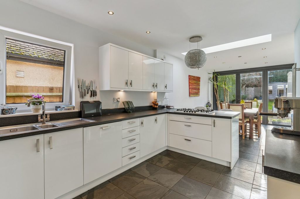 Property photo 3 of 23