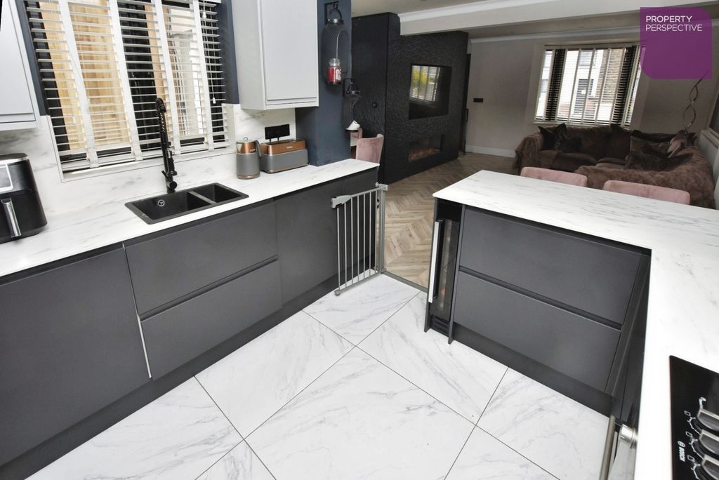 Property photo 3 of 17 Pbox-Img.Jpg
