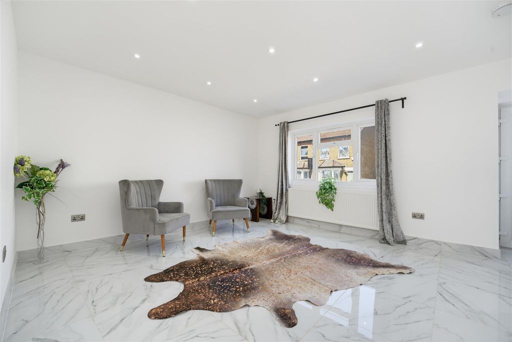 Property photo 3 of 16 32 Bishope Recp A.Jpg