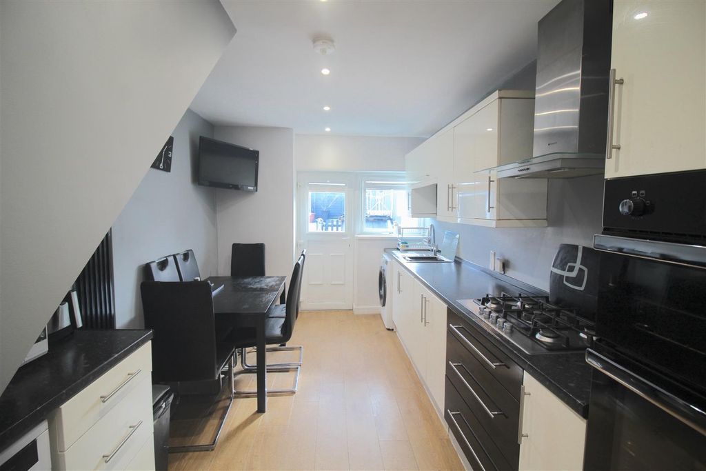 Property photo 3 of 12 Lounge