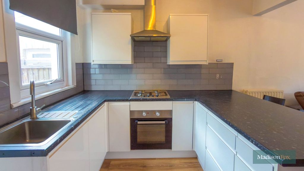 Property photo 2 of 8 Kitchen