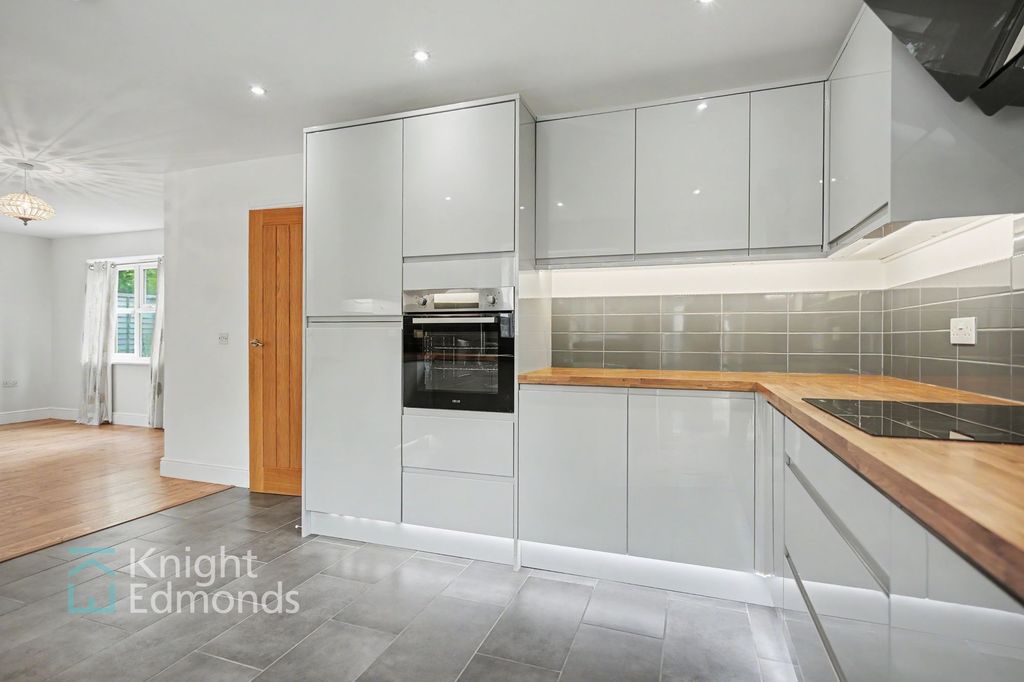 Property photo 1 of 19 Kitchen