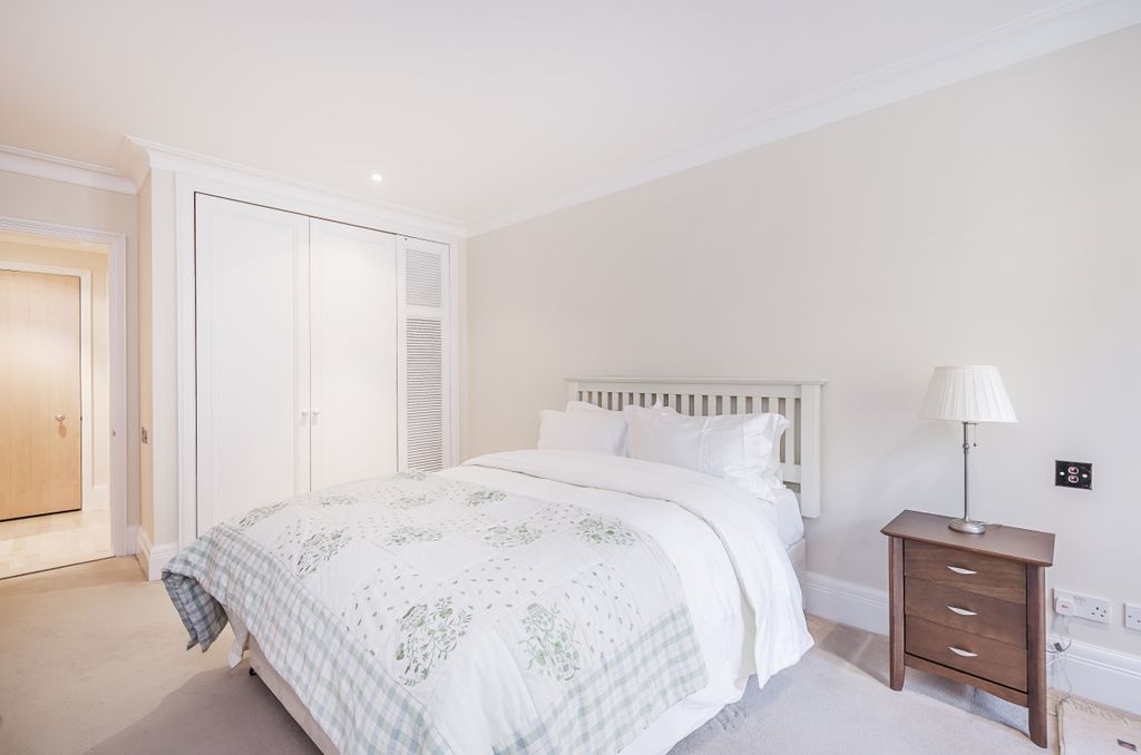 Property photo 2 of 10 Bedroom