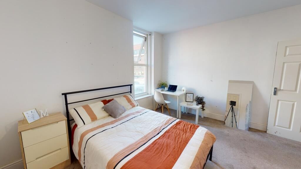 Property photo 3 of 15 A Bright And Inviting Double Bedroom Featuring A c...