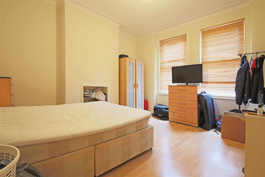 Property photo 3 of 13 27 Hoyle Road Bedroom 1.Jpg