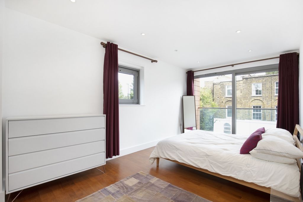 Property photo 3 of 10 Peninsula Court -...