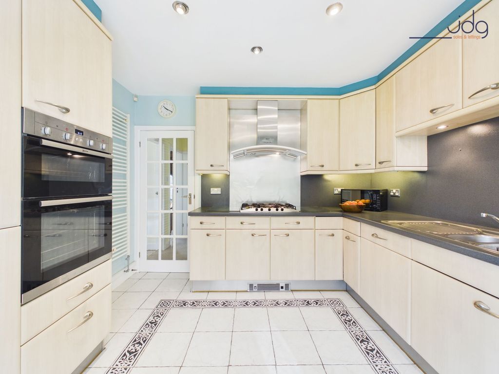 Property photo 3 of 16 Kitchen