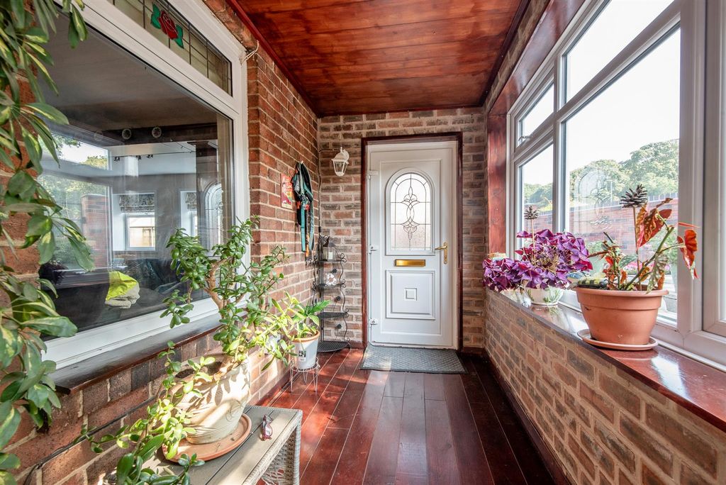 Property photo 3 of 22 Entrance Hallway