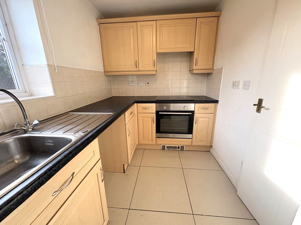 Property photo 3 of 10 Kitchen