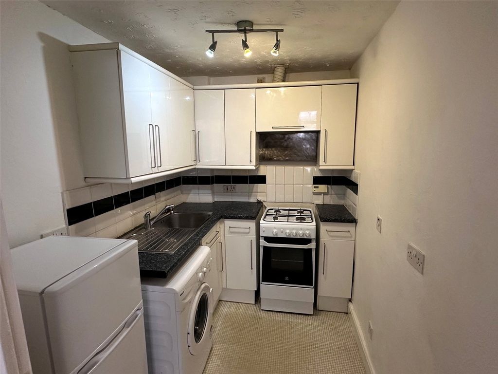 Property photo 3 of 8 Kitchen